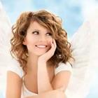 Una mujer con alas sonriente y levantando la cabeza