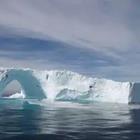 Un glaciar rodeado de agua