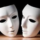 Dos máscaras blancas