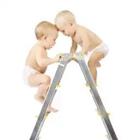 Dos bebés en una escalera