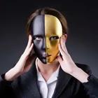 Una persona que lleva una máscara de oro y negro