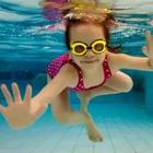 Una pequeña niña de natación