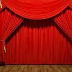 Un escenario con una Curtan rojo