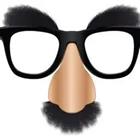 Una mascarilla con gafas, nariz, cejas y bigote