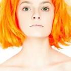 Chica con el pelo rojo anaranjado
