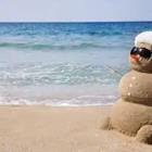 Muñeco de nieve de la arena en la playa