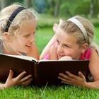 Dos muchachas que leen un libro